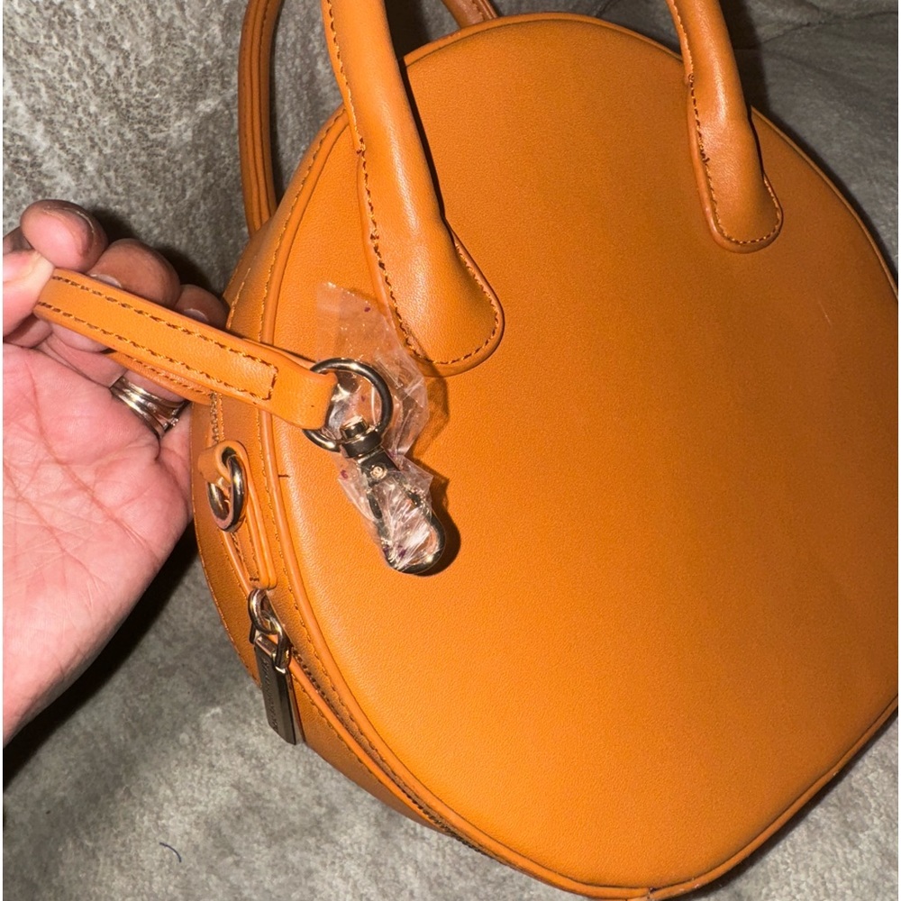 EXPRESSIONS NYC ROUND BAG - Picture 5 of 6